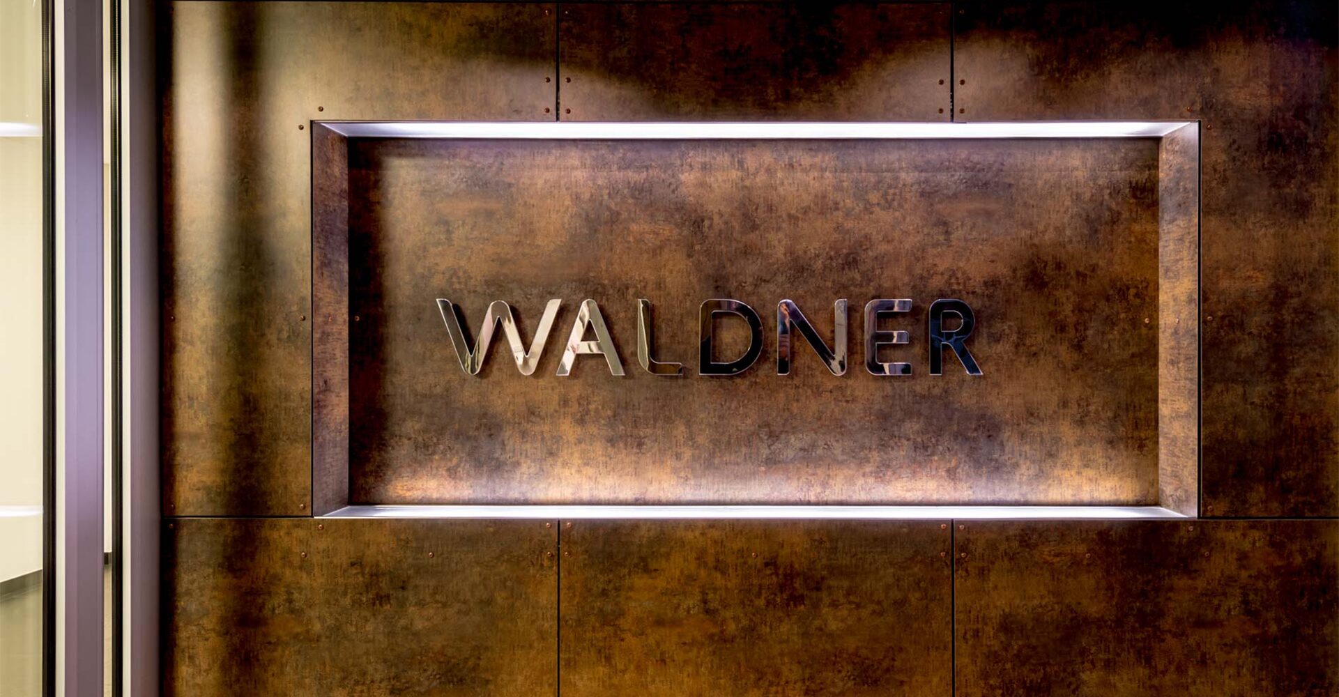 Insegna Waldner nella sede aziendale