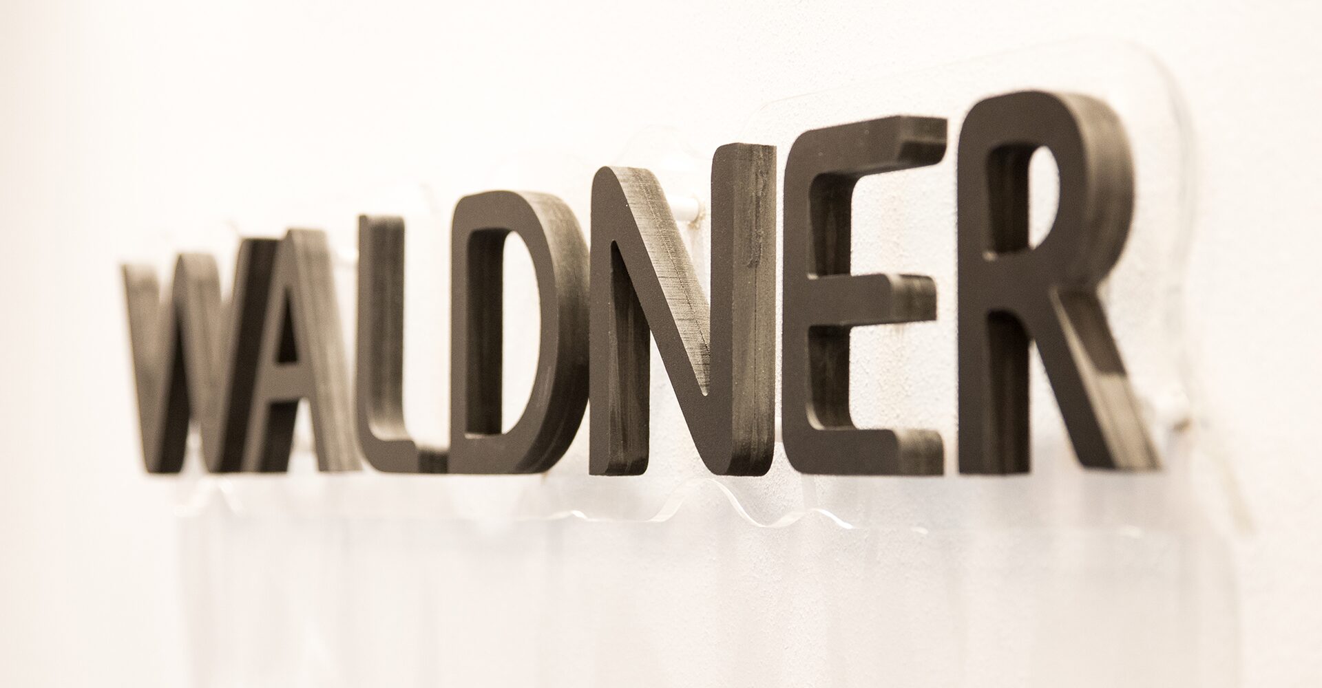 Lettering Waldner nella sede aziendale